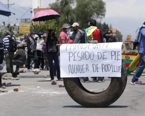 In Cochabamba, transporters continue protests and passive service soldiers join