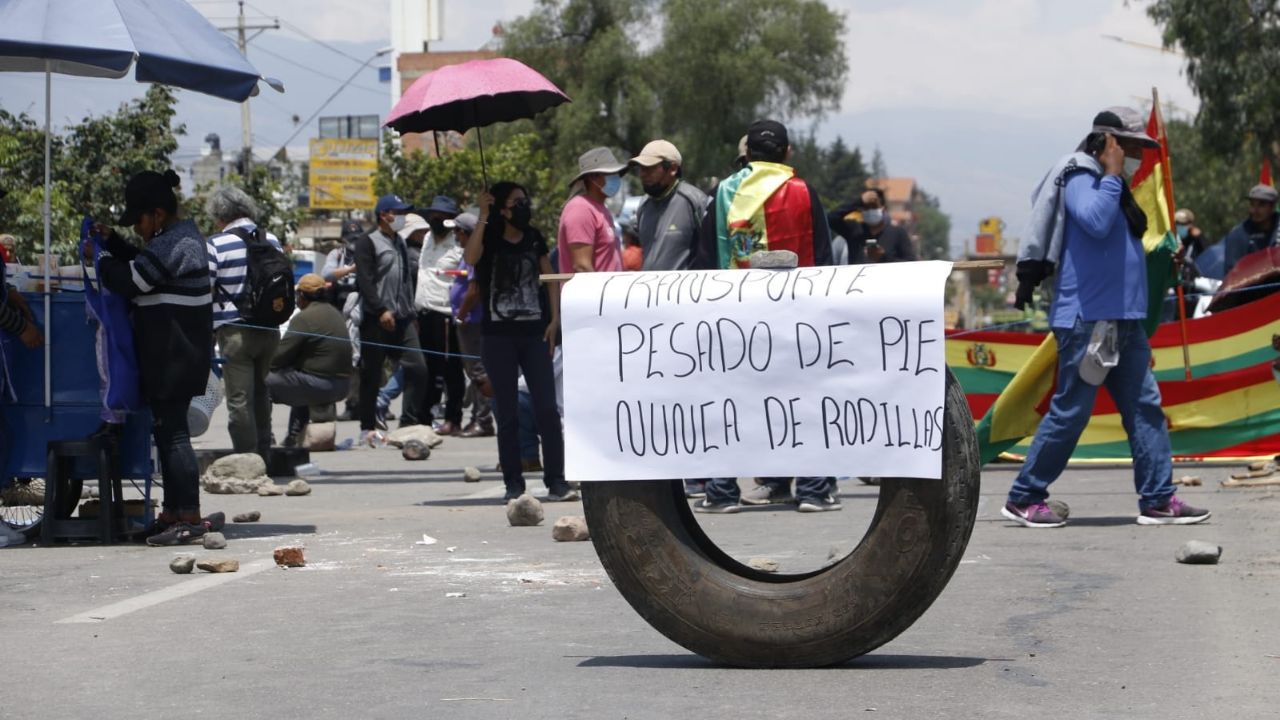 In Cochabamba, transporters continue protests and passive service soldiers join