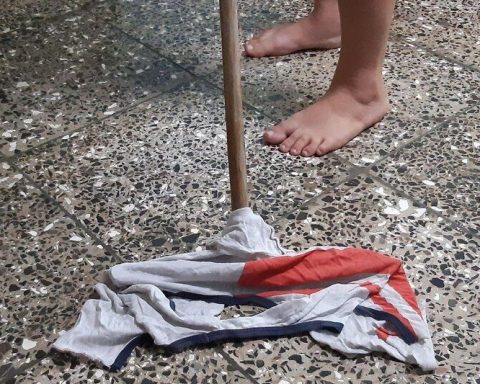 In the absence of floor blankets, towels are in danger in Cuban houses