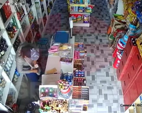 Juliaca: Security cameras capture how two women rob a store