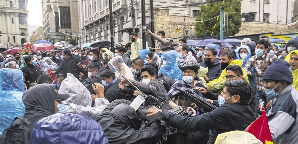 La Paz decides to march against laws and violence reached its streets yesterday