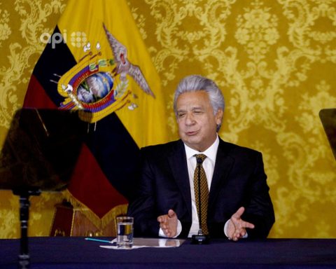 Asamblea pide el retorno de Lenín Moreno