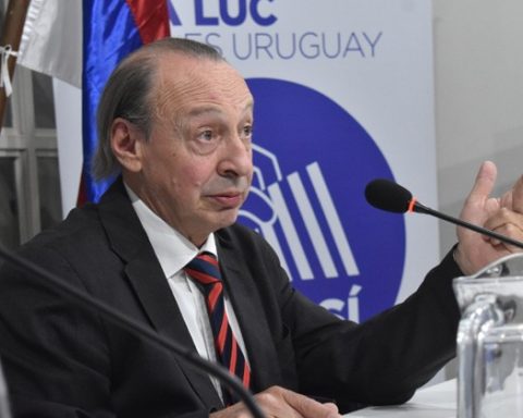 López Goldaracena urged the Executive Power not to continue with number portability