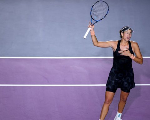 Muguruza remonta a Krejcikova y sigue viva en las WTA Finals