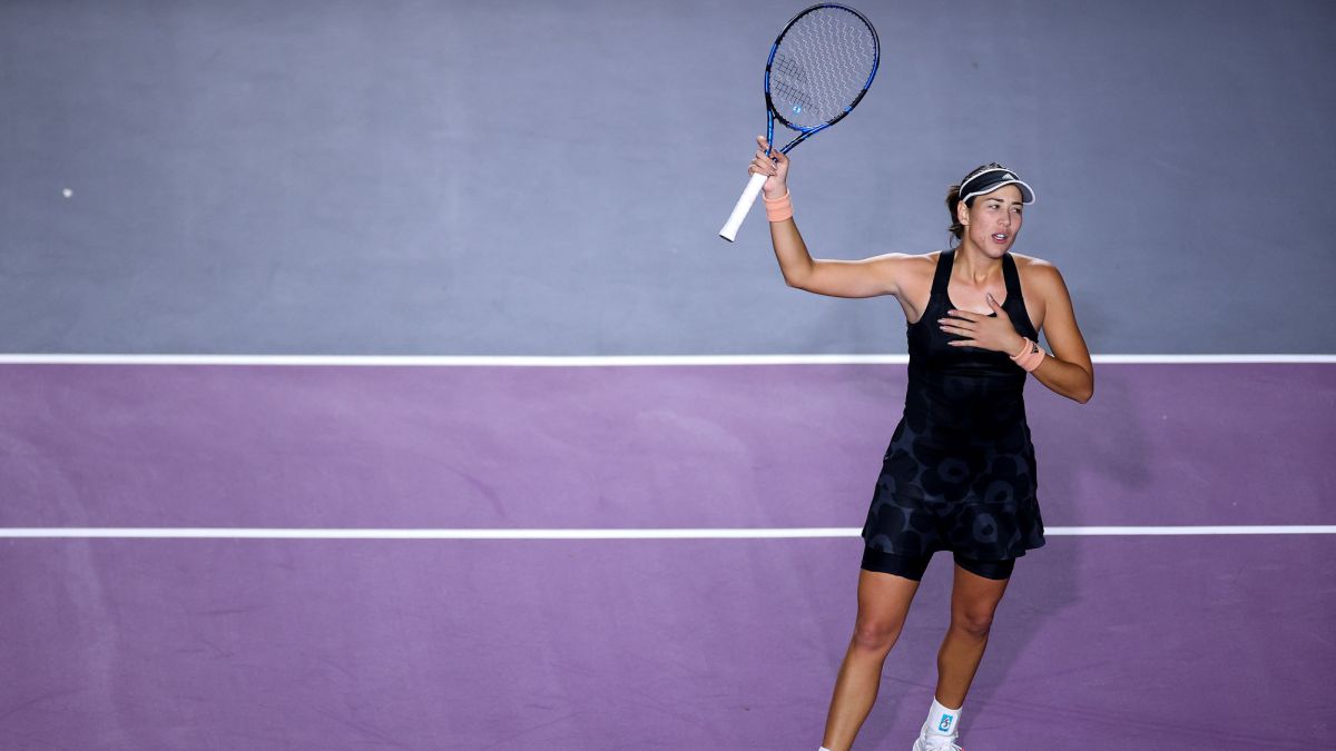Muguruza remonta a Krejcikova y sigue viva en las WTA Finals