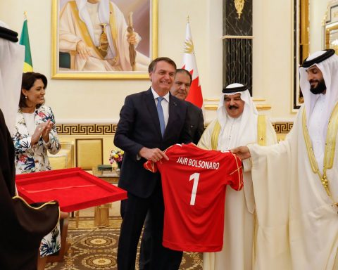 On a visit to Bahrain, the president debates new commercial partnerships