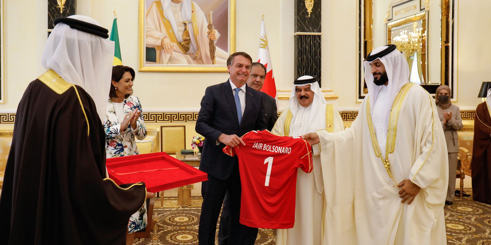 On a visit to Bahrain, the president debates new commercial partnerships