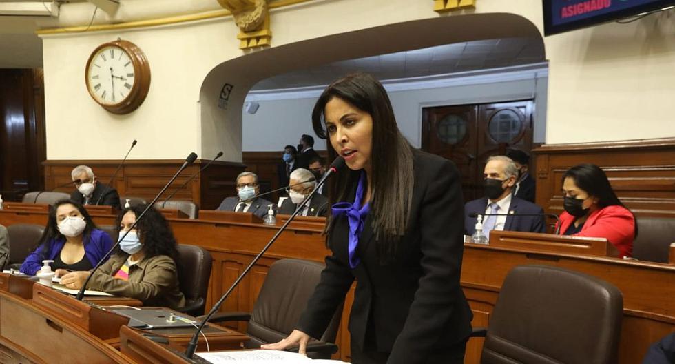 Patricia Chirinos asked the Plenary for signatures for a vacancy motion against Pedro Castillo