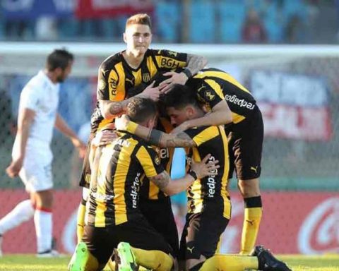 Peñarol maintains the top of the Uruguayan Clausura and Nacional is approaching