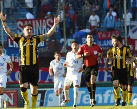 Peñarol retains the lead after drawing a game that lost 0-2