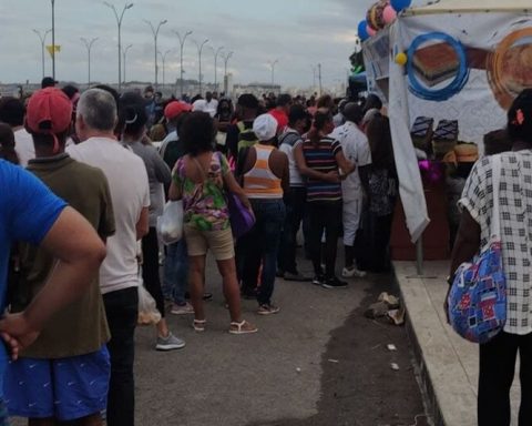 Queues, police officers and high prices on the Malecón in Havana