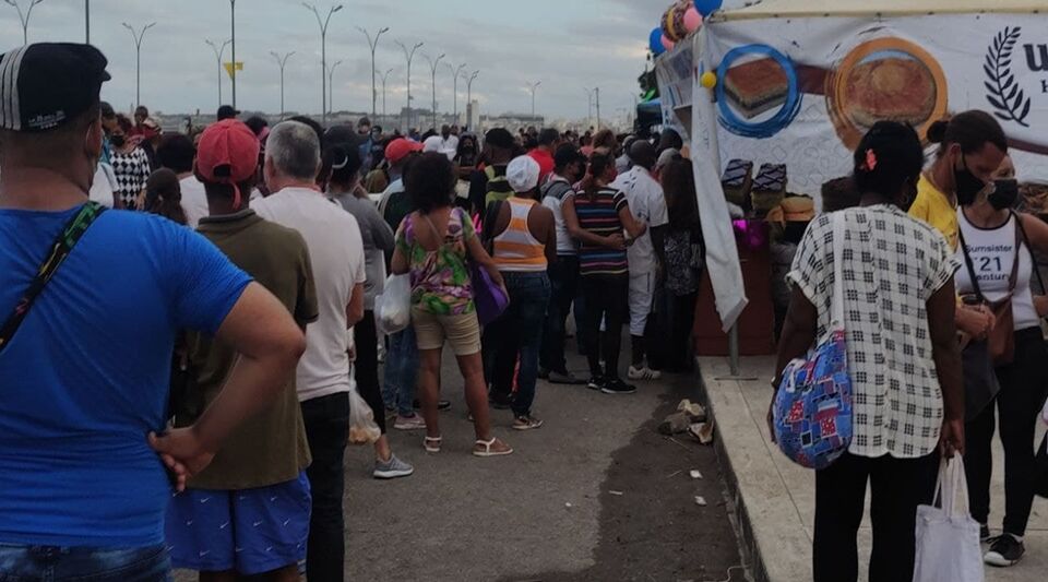 Queues, police officers and high prices on the Malecón in Havana