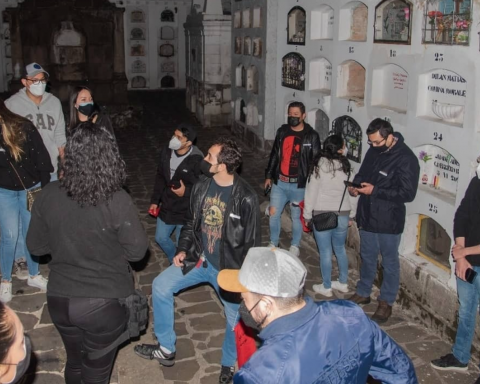Stories of ghosts and robberies are told in two cemeteries in Quito