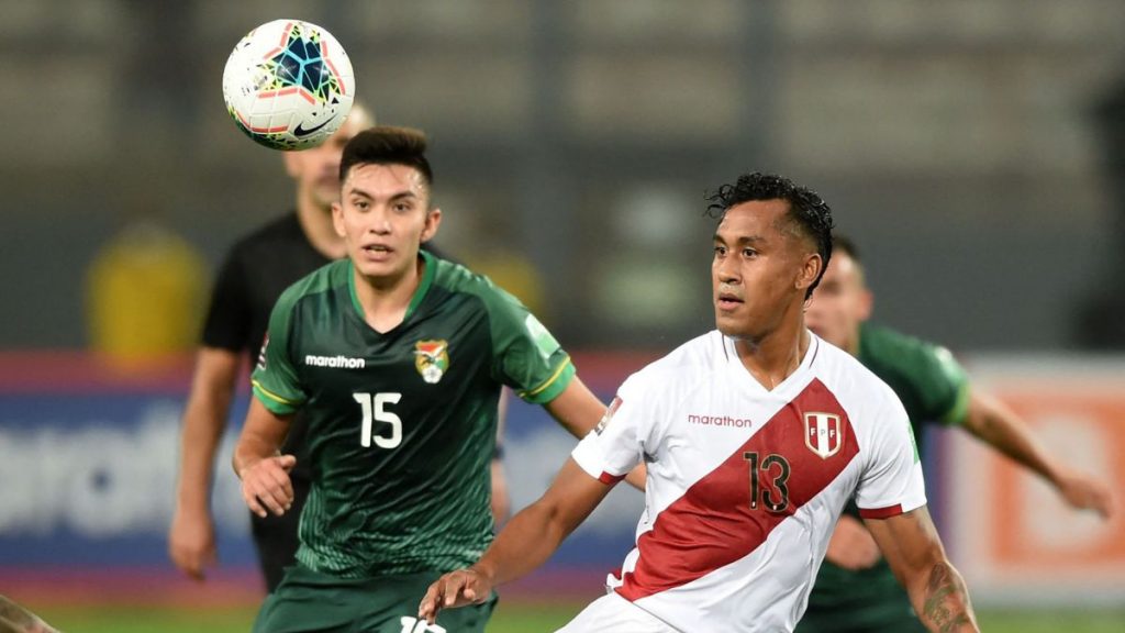 Renato Tapia, durante el partido disputado por Perú y Bolivia en Lima de la clasificatoria sudamericana para el Mundial.