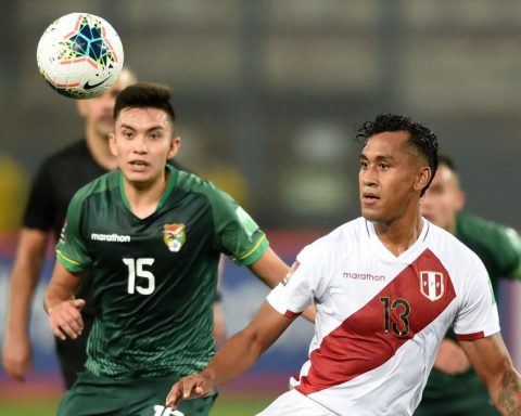 Renato Tapia, durante el partido disputado por Perú y Bolivia en Lima de la clasificatoria sudamericana para el Mundial.