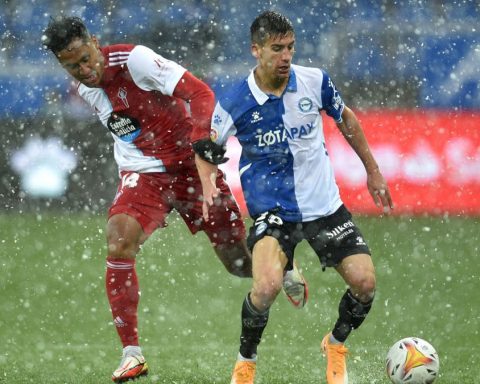 Renato Tapia presiona a Pere Pons durante el partido entre el Alavés y el Celta en Mendizorroza.