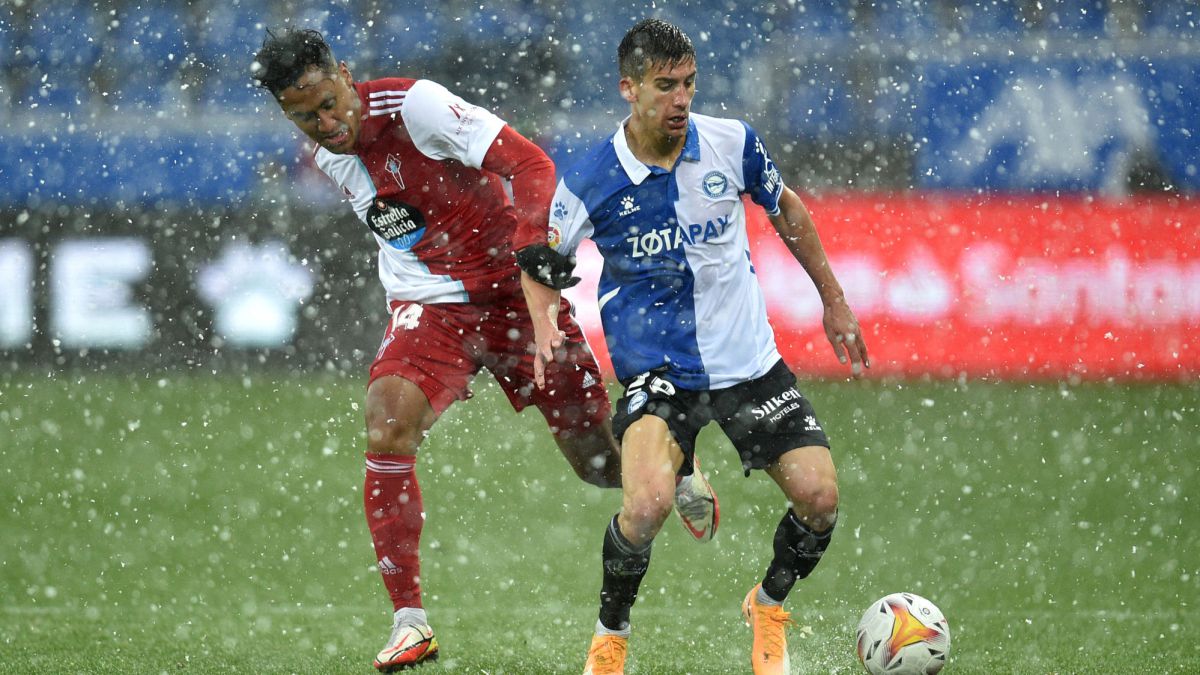 Renato Tapia presiona a Pere Pons durante el partido entre el Alavés y el Celta en Mendizorroza.