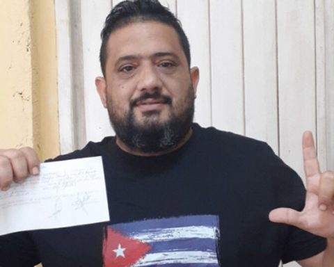 The Cuban Government disqualifies a doctor for his criticism of the Health system