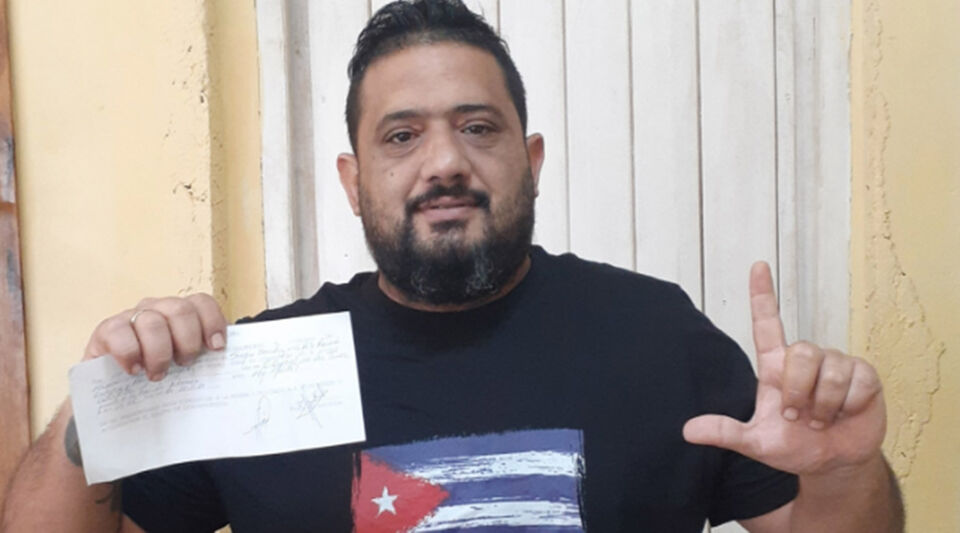 The Cuban Government disqualifies a doctor for his criticism of the Health system