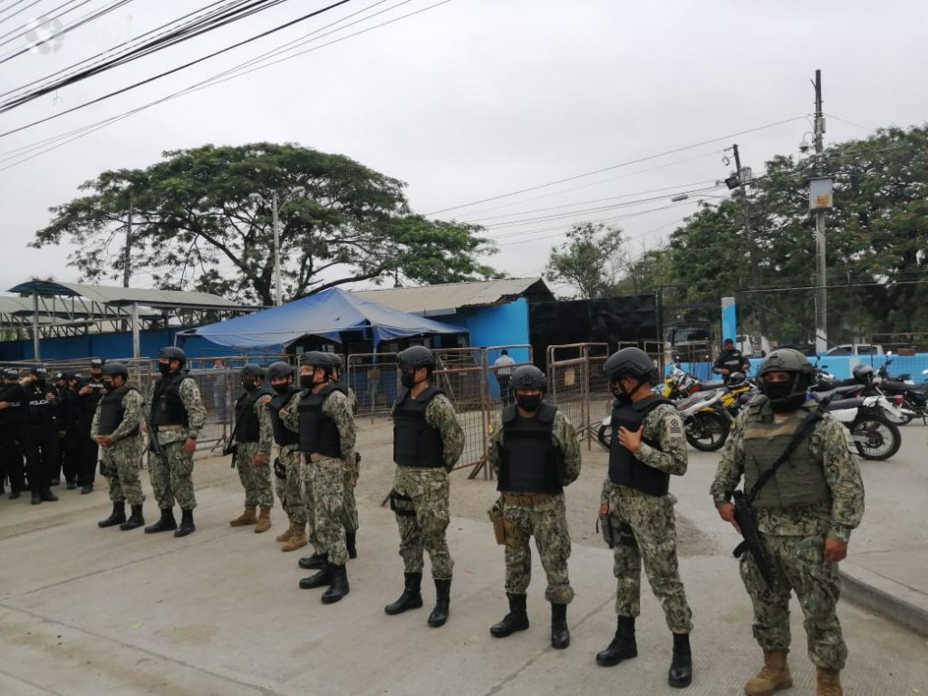 Una de las medidas del Gobierno ha sido reforzar la presencia militar y policial en la