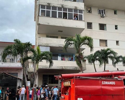 The fire of a 'motorina' forces to evacuate a building on Tulipán street in Havana