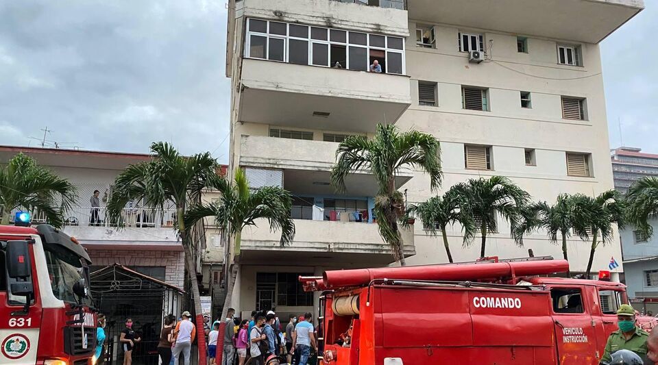 The fire of a 'motorina' forces to evacuate a building on Tulipán street in Havana