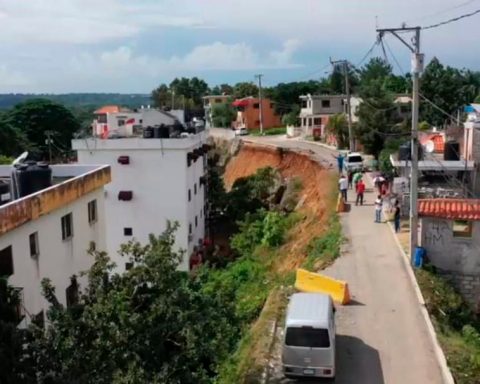 They fear that collapses will continue in the Santa Clara neighborhood on a street that collapsed and has not been repaired