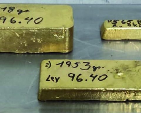 They observe lack of control in the exit of gold from the country