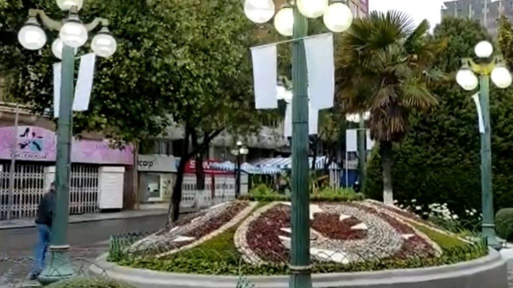 They raise white flags in El Prado and Arias calls to take care of the public decoration in La Paz