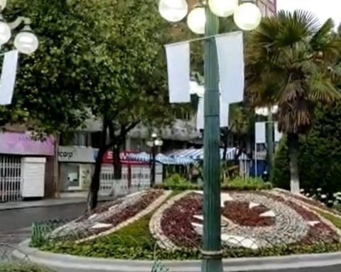 They raise white flags in El Prado and Arias calls to take care of the public decoration in La Paz