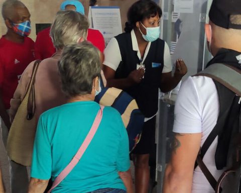 They restrict access to only travelers at the Havana Bus Terminal