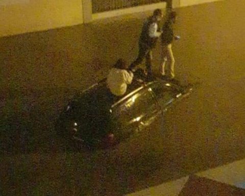 Torrential rain leaves streets flooded in an Alto Irpavi neighborhood