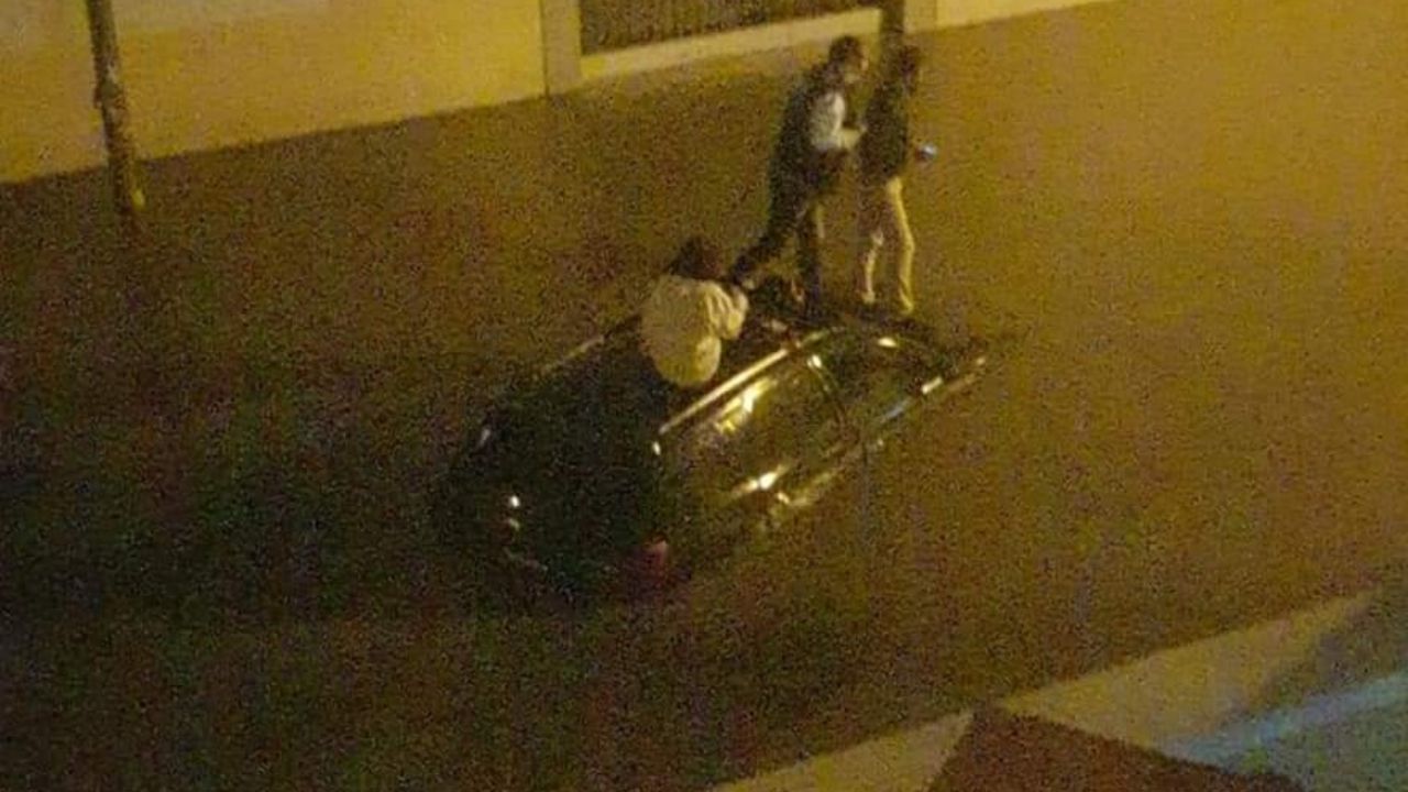 Torrential rain leaves streets flooded in an Alto Irpavi neighborhood