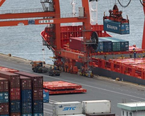 Trade balance deficit reached 1,711 million dollars