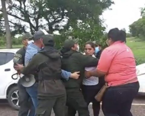 VIDEO: Carolina asks for Áñez's release upon Arce's arrival in Trinidad and the police try to arrest her