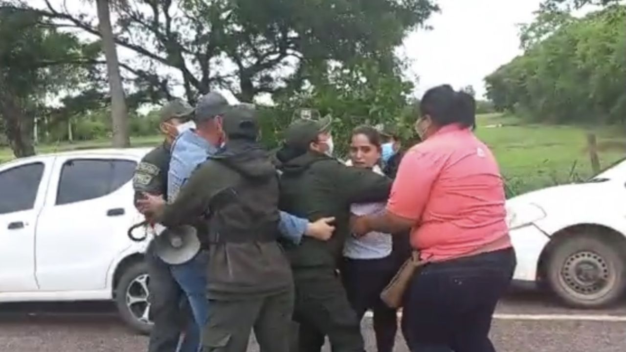 VIDEO: Carolina asks for Áñez's release upon Arce's arrival in Trinidad and the police try to arrest her