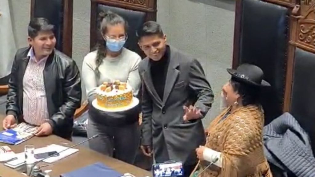 Video: "Happy birthday" is sung to him and Andrónico "bites" a cake in the Senate