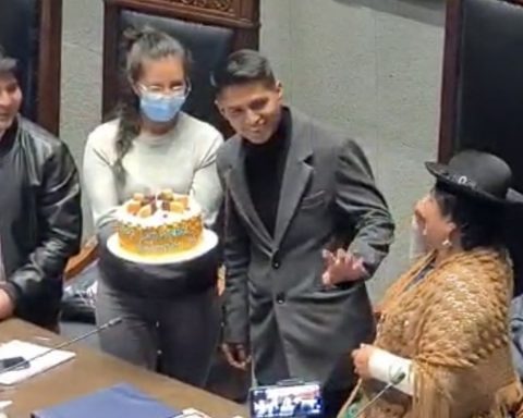 Video: "Happy birthday" is sung to him and Andrónico "bites" a cake in the Senate