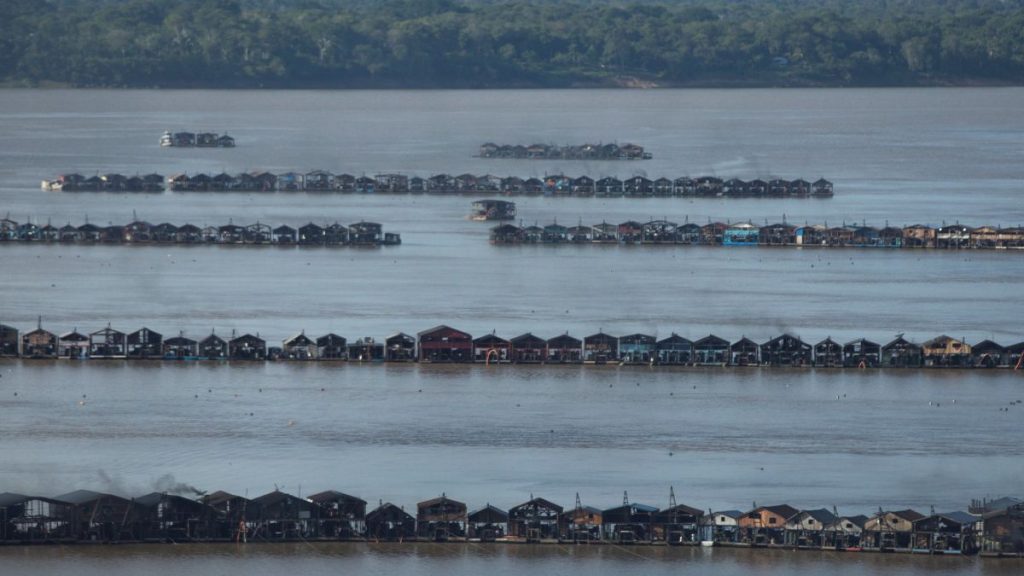 Por qué hay más de 300 barcos en medio de un río brasileño