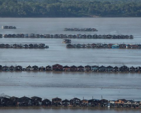 Por qué hay más de 300 barcos en medio de un río brasileño