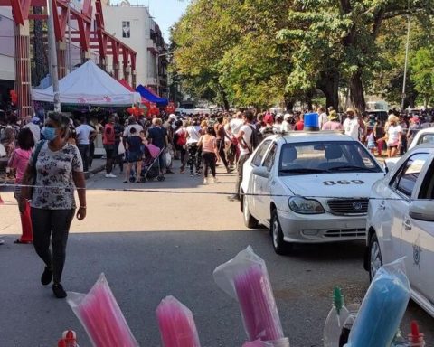 A fair "for the news" on the outskirts of Plaza de Carlos III