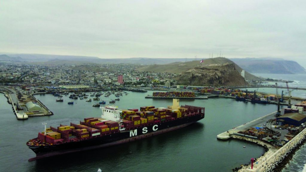 A giant ship arrives in Arica, 523 containers are from Bolivia