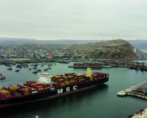 A giant ship arrives in Arica, 523 containers are from Bolivia