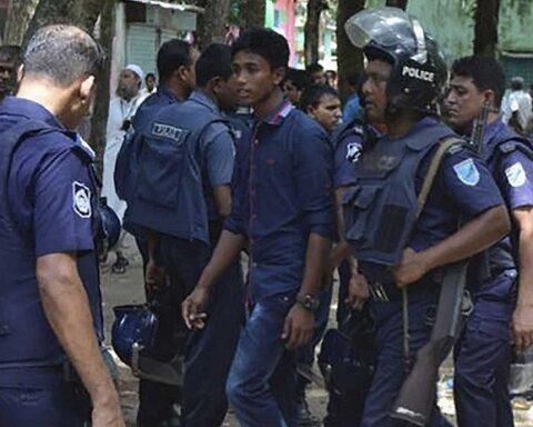 A partial toll of 38 dead and more than 100 injured leaves a fire in a ship in Bangladesh