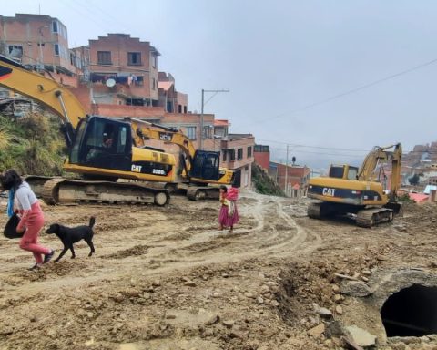 After the fall of mazamorra, the Mayor's Office cleans the path of the Taypichuro River