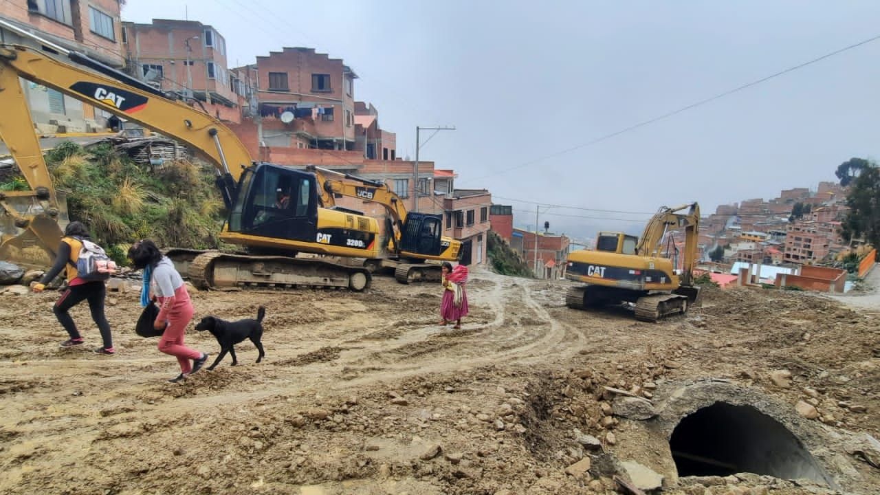 After the fall of mazamorra, the Mayor's Office cleans the path of the Taypichuro River