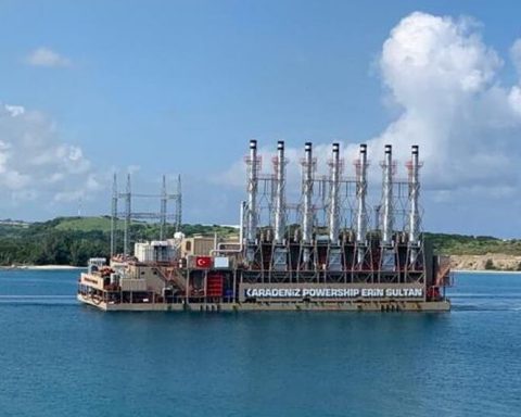 Announce the imminent commissioning of a new floating power plant in Cuba