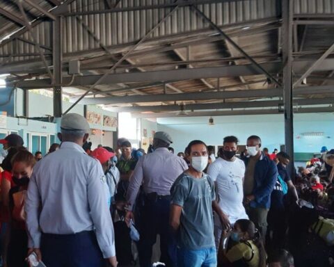 At the Villanueva station, hundreds of Cubans wait for a transport in the last hours of the year