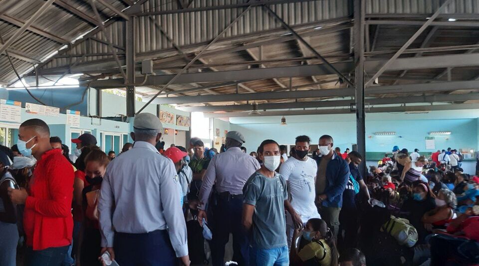 At the Villanueva station, hundreds of Cubans wait for a transport in the last hours of the year