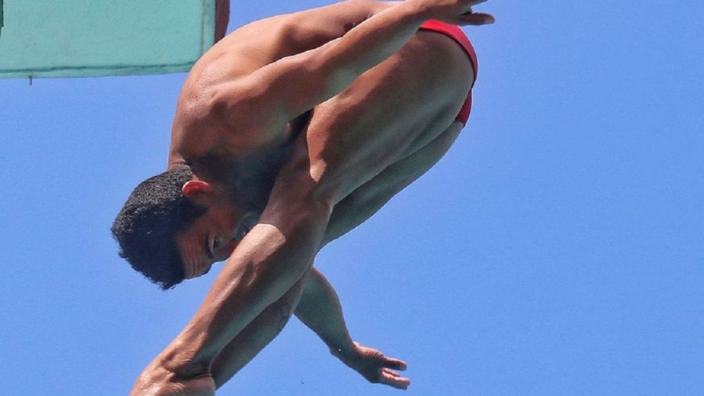 Fotrografía de Ian Matos realizando un salto.